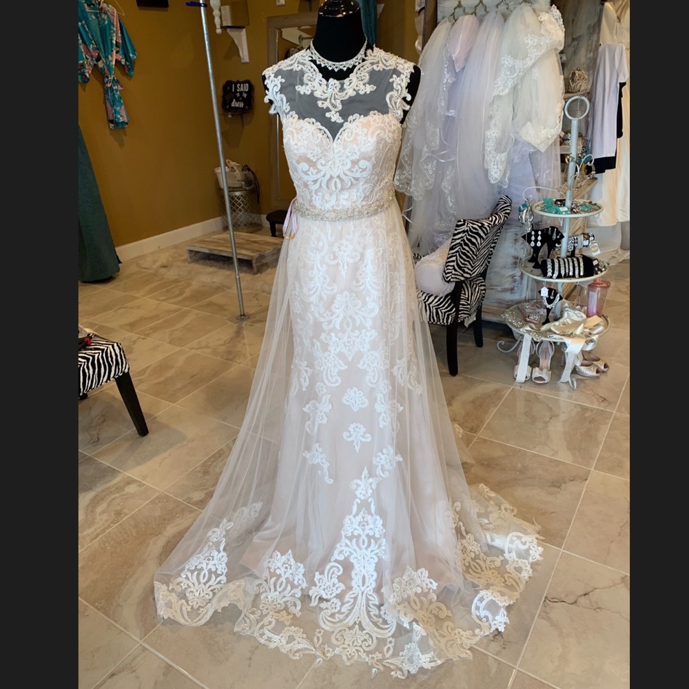 A-Line Lace Bridal dress with Detachable Skirt. ✨